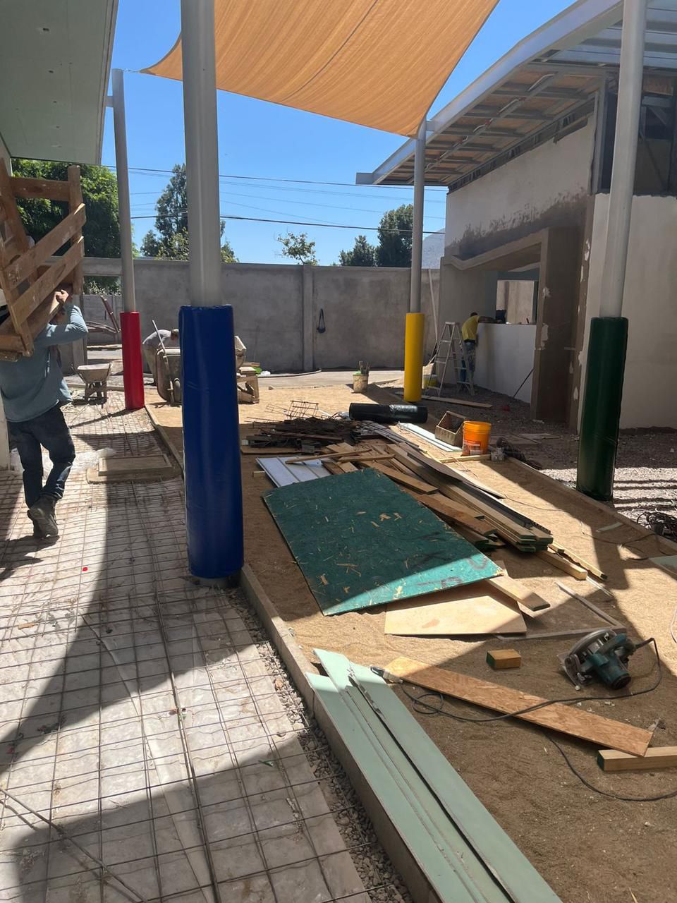 Instalación protectores pilares colegios jardines