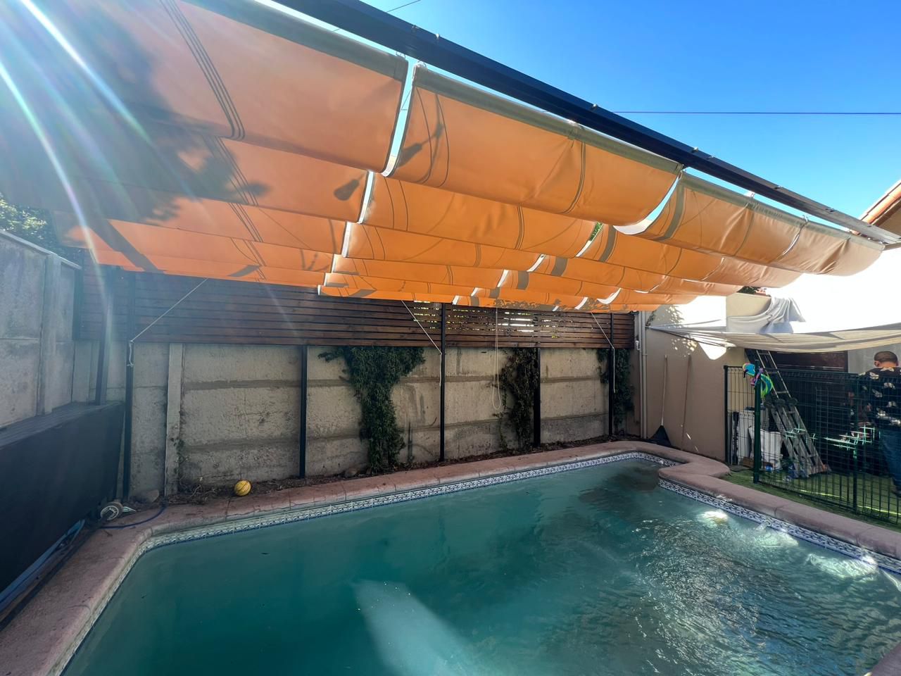 Instalación techo lona piscina después