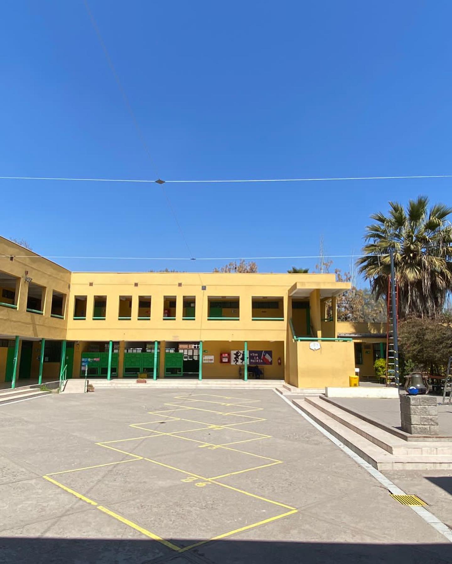 Instalación toldo vela colegio antes