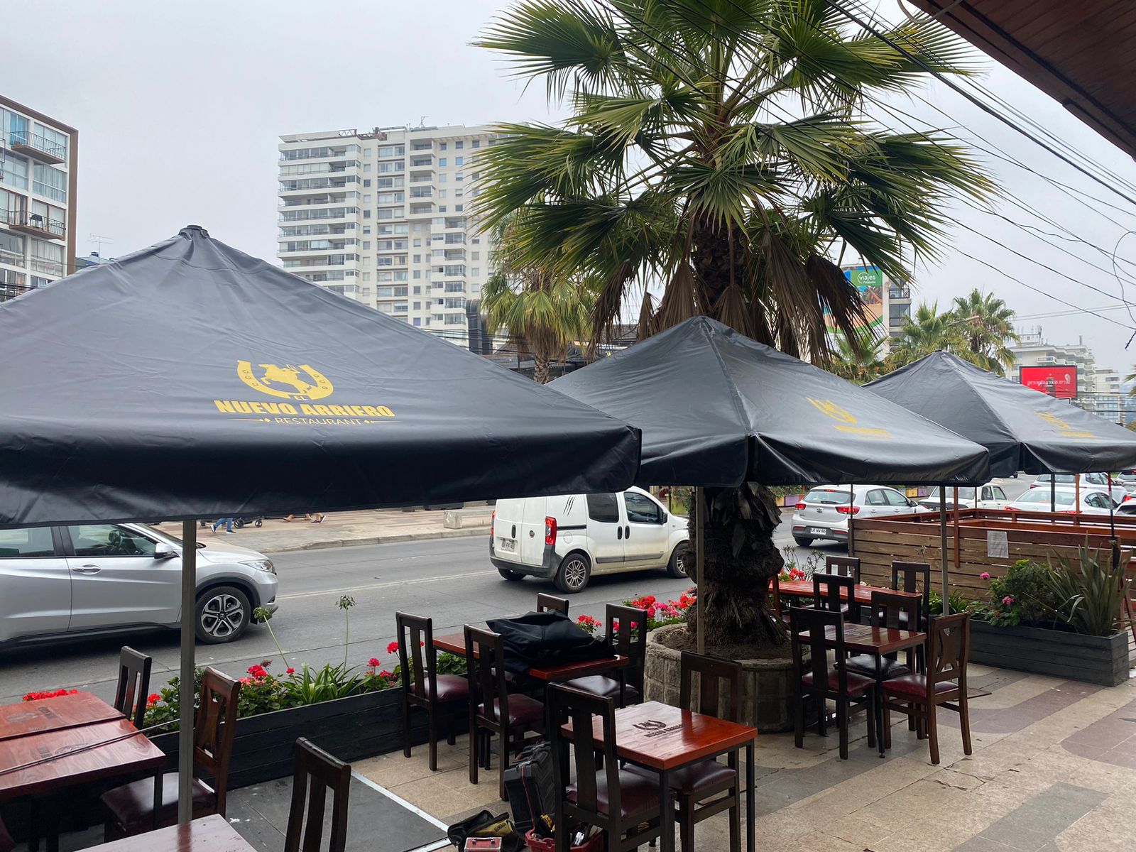 Instalación de sombrillas para restaurant, pub o bar